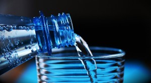 beber agua auxilia no cuidado com a voz